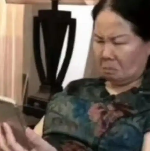  抖音老头地铁眯眼看手机表情包