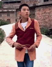  公司老板的女儿,应该怎么样才能追到手,她这个眼神我还有没有戏