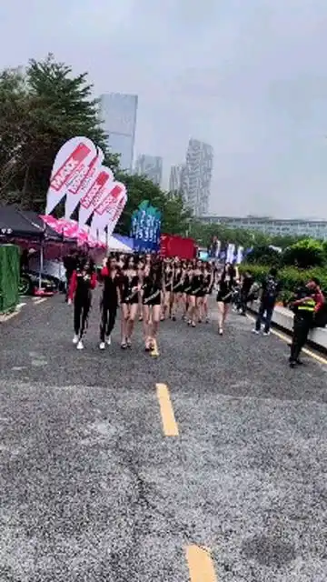  偶遇一群大长腿小姐姐,保安的表情亮了车模美女