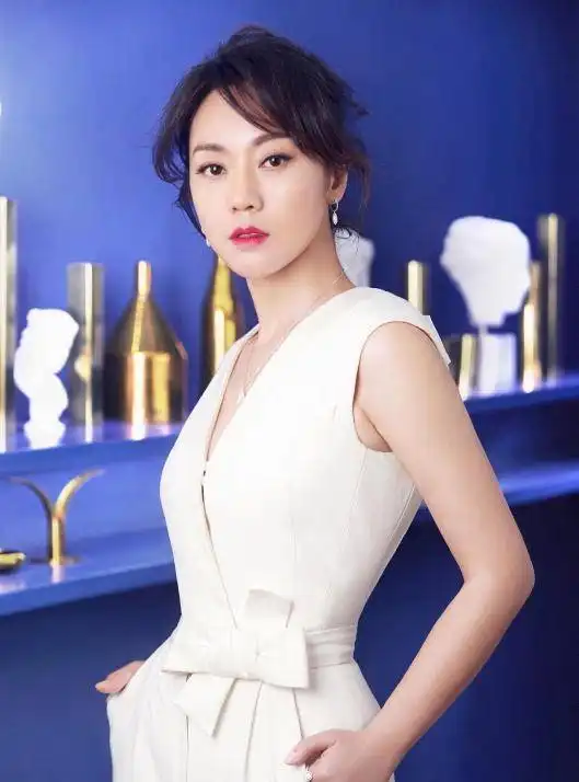  闫妮离婚后挥泪与公婆道别,爆红后依然待前公婆如亲生父母