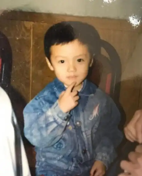  鹿晗自曝童年可爱照,咧嘴傻笑眼睛眯成线,网友还以为是马云