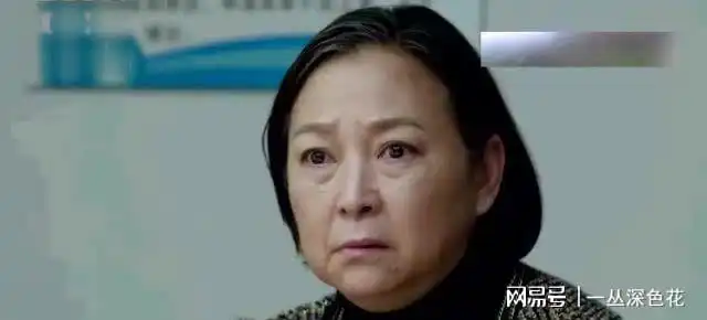  新婚儿媳三天没出婚房,儿子偷买大包卫生纸,爬上阳台婆婆泪目