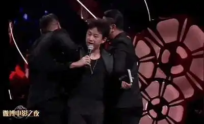  邓超推销新电影被保安架走网友超哥今天还是显眼包