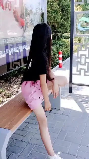  我真怀疑生了个假女儿,我闺女等公交的姿势太爷们了,一点都不像个女生