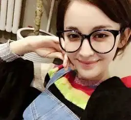 戴眼镜的女孩表情包刘亦