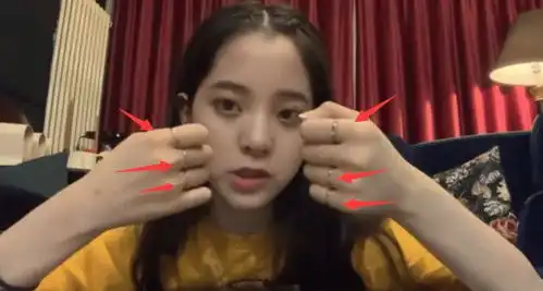  欧阳娜娜直播拆快递首饰,戴上手才发现手修长才是重点网易订阅
