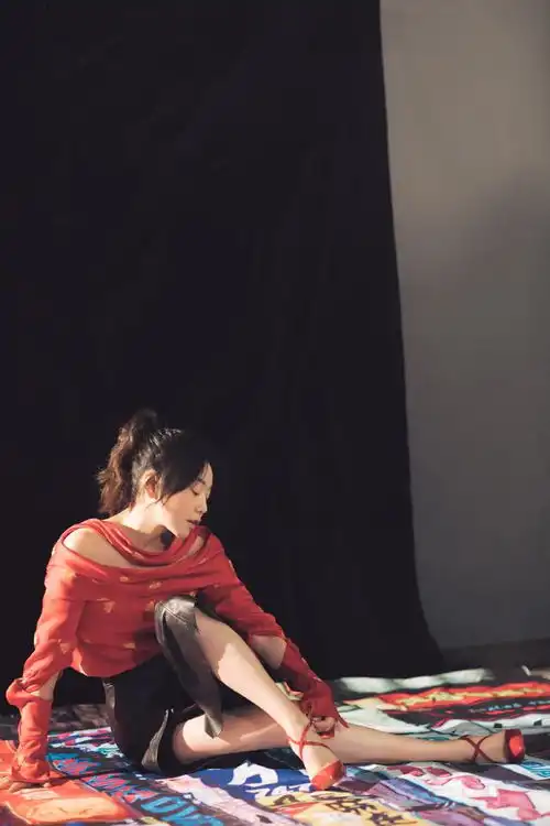 闫妮图片表情包锁骨