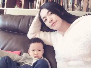  姚晨晒与儿子自拍母子搞怪表情神同步