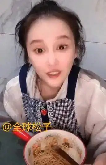  赵本山女儿在线求怼,被质疑整容炫富自称靠爹是本事的她