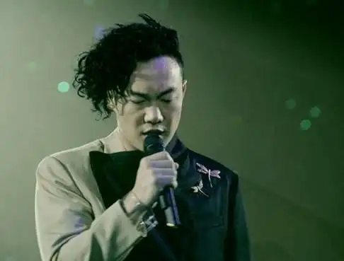  歌神陈奕迅哭穷卖惨,蹭王一博,千玺热度,表情充满不屑