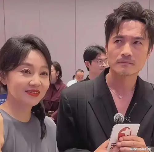  28日深夜闫妮引发热议白玉兰晚宴,闫妮松弛的像是在等公交车
