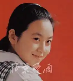  闫妮现身酒店获男助理搀扶
