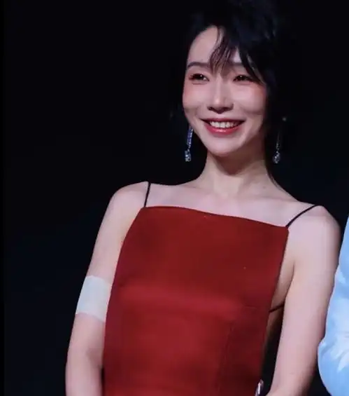  金妆奖这一天46岁刘涛像26岁,李菲儿秒变科技脸,任敏却赢麻了