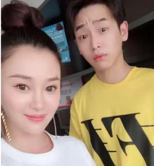  陈昱霖与明星合影曝光,谁注意到赵丽颖小表情眼神已说明了一切