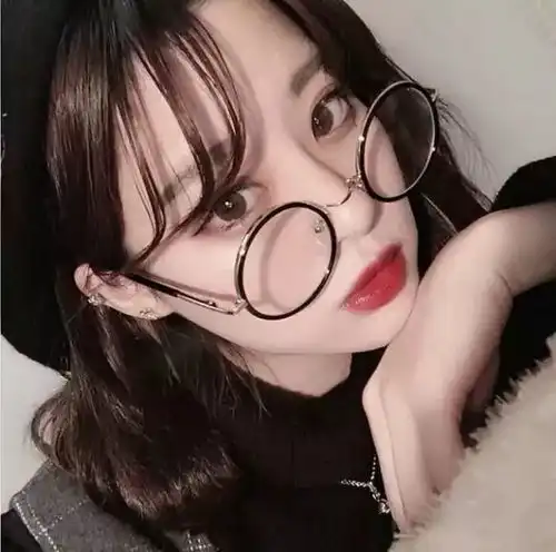 戴眼镜的女孩表情包墨镜