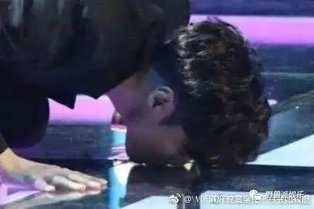  五月天演唱会现场失火张艺兴领奖下,跪杨幂的表情亮了