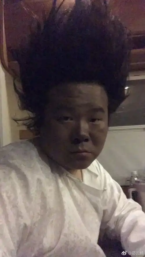  岳云鹏爆祖宗十九代私照跟林志玲合影颠覆最后一张遭疯狂吐槽