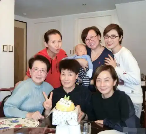  蔡少芬素颜携子与闺蜜聚会,尚天娥抱小乐儿,毛舜筠陈法蓉素颜也美