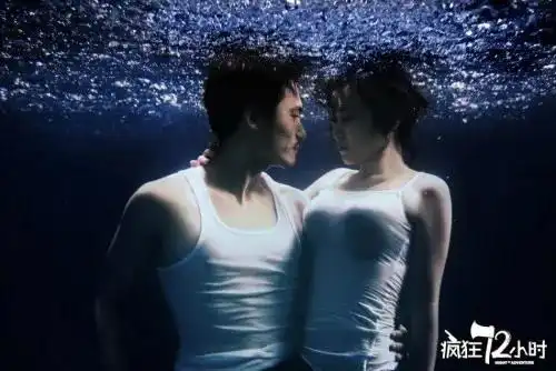  49岁佟掌柜闫妮水下硬照,一丝不露,却让人顶不住