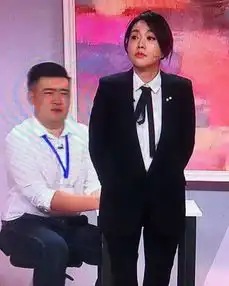 闫妮图片表情包十足