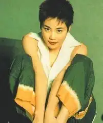 女星雷人土照让人捧腹大笑黎姿粗眉刘嘉玲表情惊悚