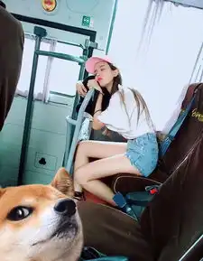  杨超越机场吃不断誓将村花进行到底
