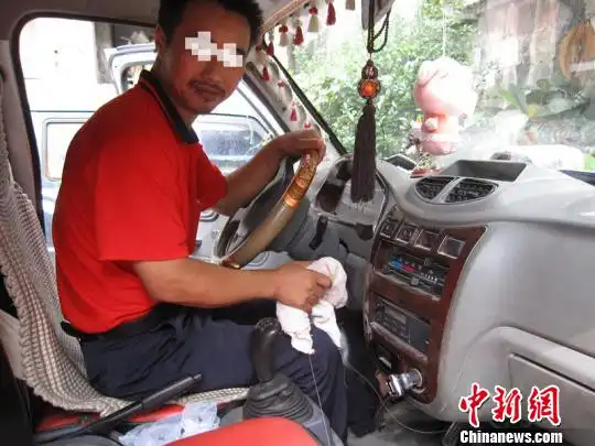  表情老父掌舵儿子拉油门线违规超载运客遭重处表情