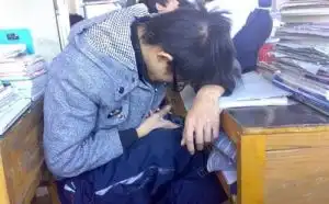  儿子初二了,突然沉迷手机,完全不写作业了,怎么办