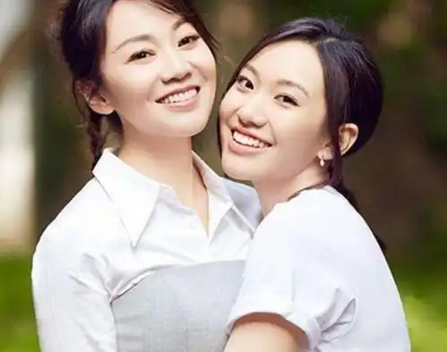  50岁闫妮亲自教女儿演戏,素颜出镜十分专注,眼含热泪表情紧张