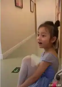  7岁甜馨颜值超越李小璐李小璐带甜馨参加聚会,话题三姐妹同框