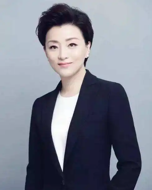  51岁杨澜带13万限量包现身机场,身材优雅得体,气质魅力十足