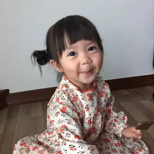  这位韩国小女孩的每日穿着和生动表情,让你更拥有认真穿搭的动力