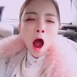  杨超越看到李易峰手不知往哪放网友这表情都可以做表情包了
