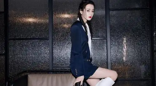  热巴穿礼服从没让人失望,丝绒长裙配高筒靴,这组照片百看不厌