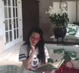  舒淇戴红框眼镜素颜出镜活力十足似少女