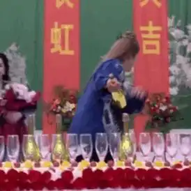  范丞丞开香槟上热搜了,开香槟表情可爱好笑,网友有点像点鞭炮