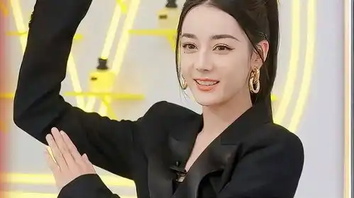  迪丽热巴穿黑西装直播,现场秀表情包好逗,三天三套造型完美驾驭