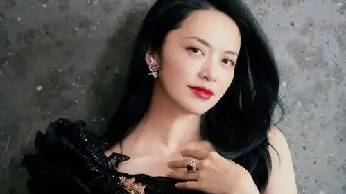  43岁姚晨回老家过年,被拍素颜生图,表情扭曲白发多仍被赞有气质