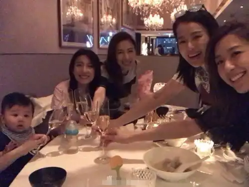  胡杏儿带儿子与闺蜜聚会brendan表情呆萌惹人爱