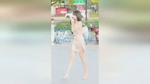  大长腿美女车模,不知道便宜哪个精神小伙了