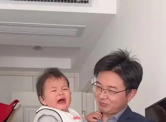  浙江萌娃在爸爸怀里哭闹不止,看到妈妈秒变笑脸,爸爸表情真实