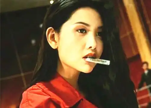  邱淑贞17岁二女儿逛街,穿露腰装破洞裤秀完美身材,美貌不及姐姐