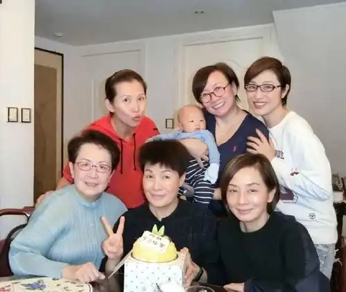  梁朝伟三个老婆再度同框,个个素颜现身,冻龄模样让人羡慕