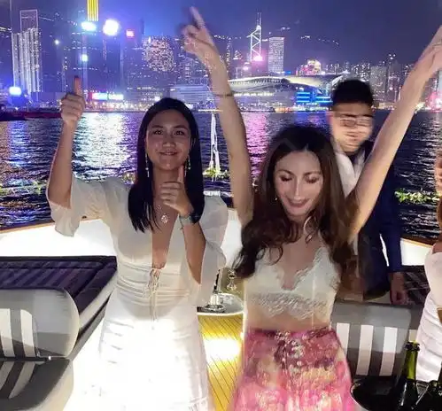  何锶珩姐妹参加豪华派对,姐妹身家超过100亿,一起在时尚界发展