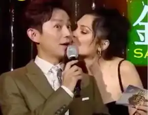  被结石姐突然亲吻,何炅下一秒的表情亮了