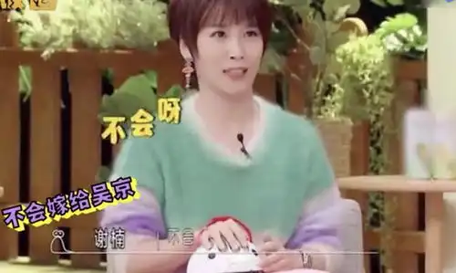  谢楠父亲节晒小儿子模仿吴京表情包,奶凶奶凶的,生动可爱