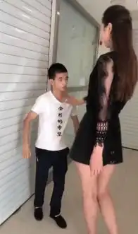  大长腿美女壁咚小伙子,让许多网友嫉妒这兄弟真幸福