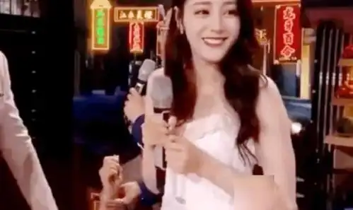  迪丽热巴发表情包调皮回应求婚风波,女神语言诙谐情商超高