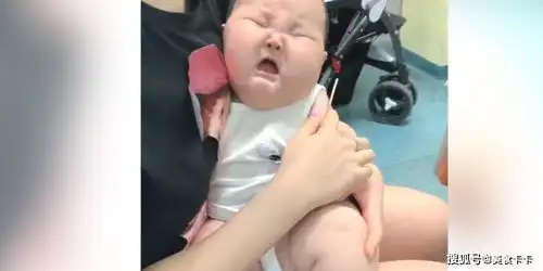  宝宝打针真是太可爱了,哭着的表情满脸都是控诉,我也被萌到了
