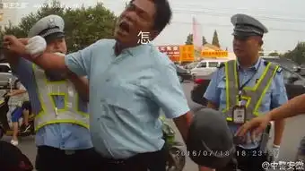  行走的表情包违章男子推搡并破口大骂交警
